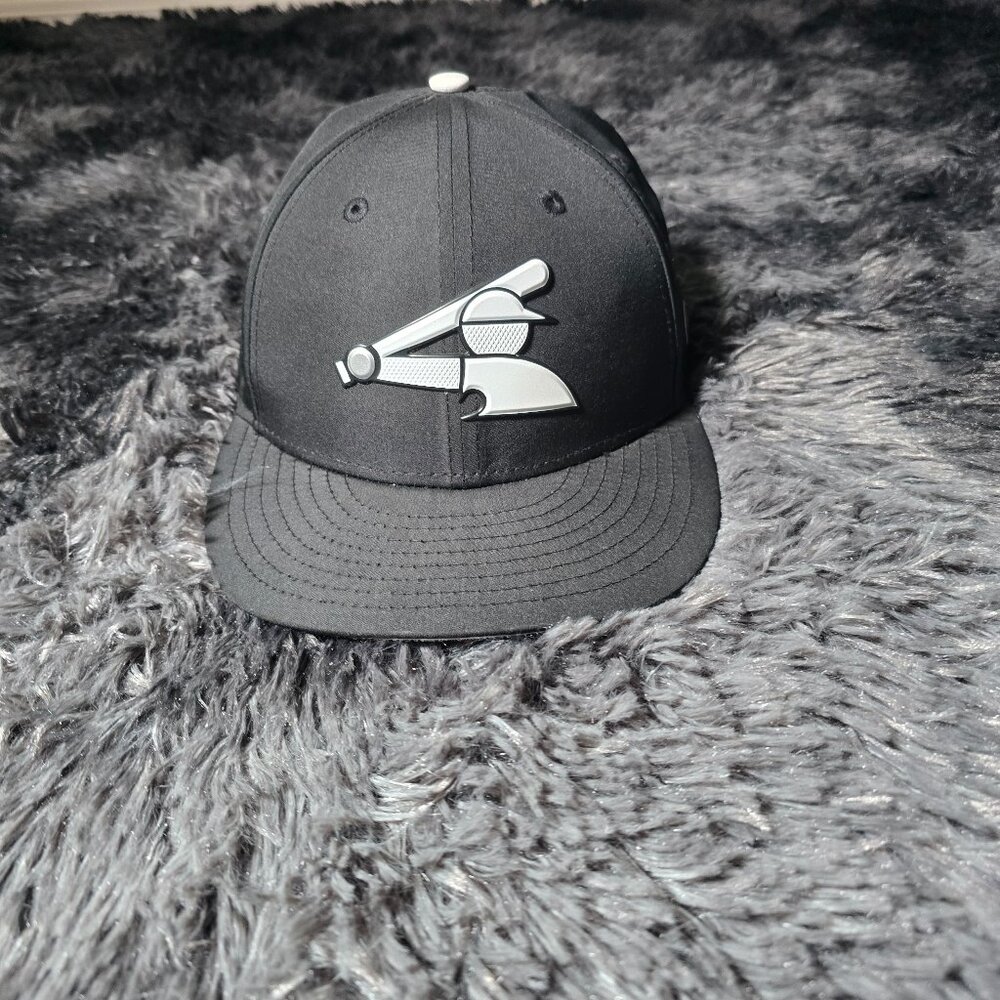 New Era Chicago White Sox Authentic 59FIFTY Fitted Hat 7 3/8 Black lightly used